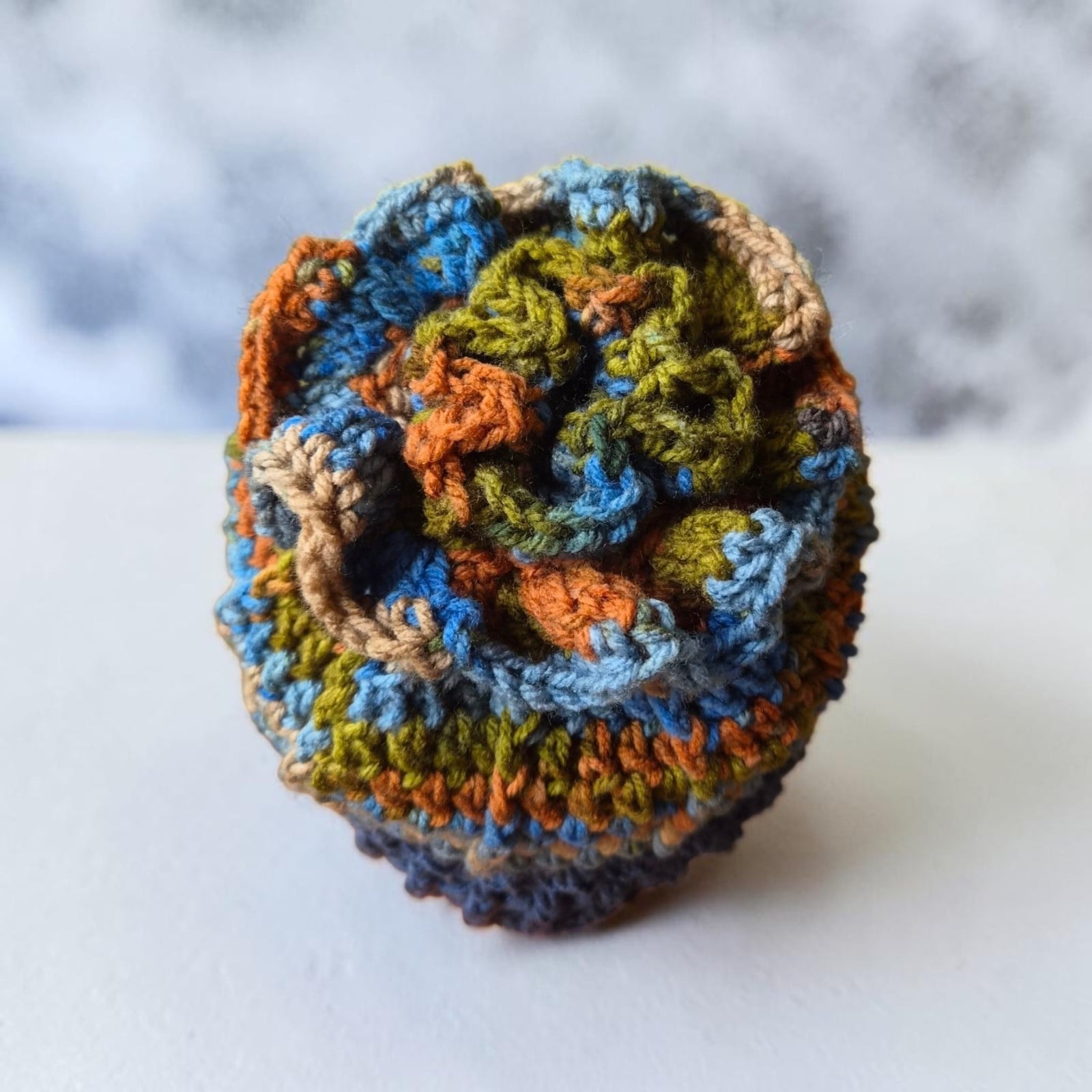 Gehaakte muts met bloem/blauw, groen, bruin - 155997 Gehaakte muts met bloem/blauw, groen, bruin