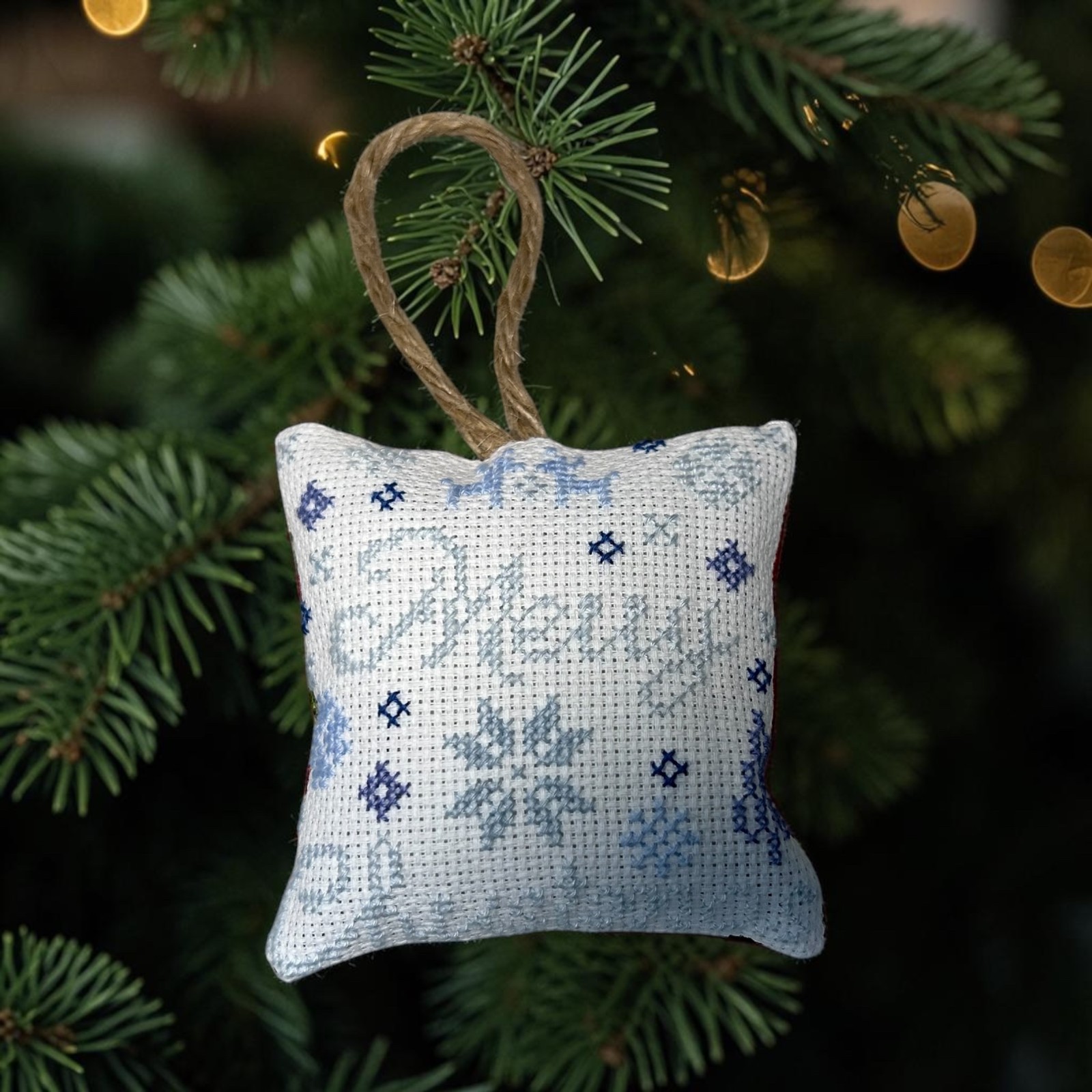 Handgemaakte kersthanger 8 cm – Delftsblauw borduurwerk en kerststo… - 156009 Handgemaakte kersthanger 8 cm – Delftsblauw borduurwerk en kerststof 2