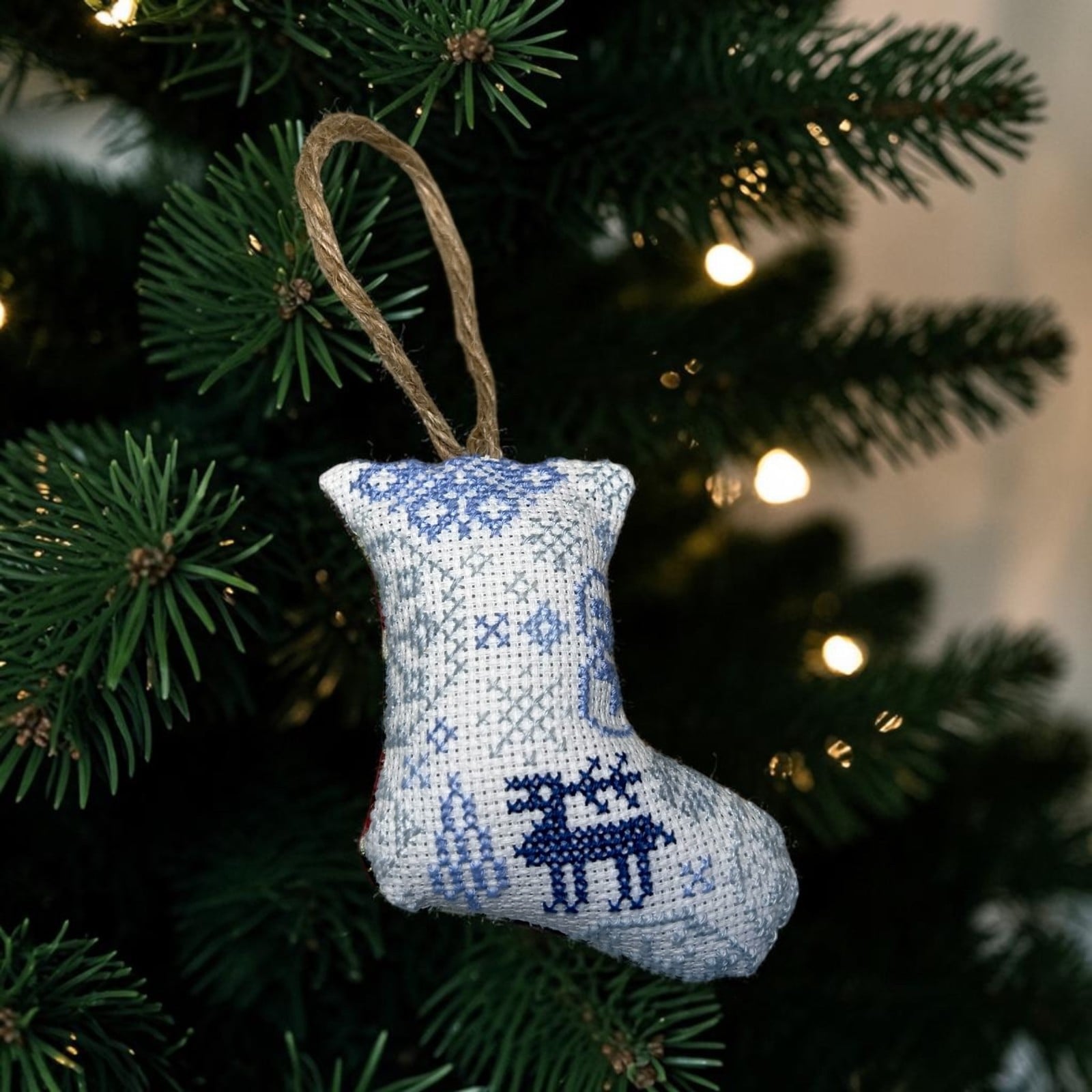 Handgemaakte kerstsok kersthanger 8 cm – Delftsblauw borduurwerk 1 - 156017 Handgemaakte kerstsok kersthanger 8 cm – Delftsblauw borduurwerk 1