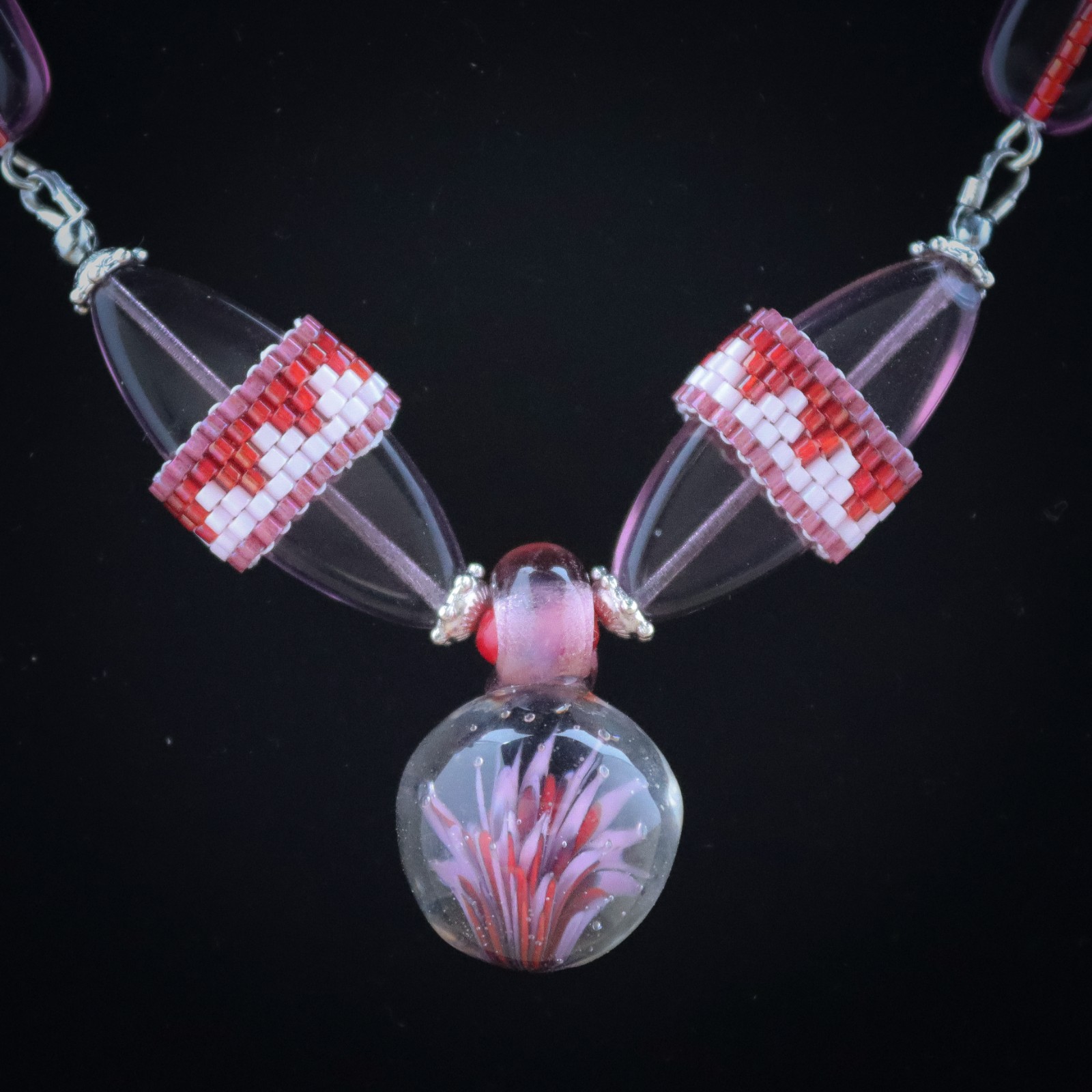 Passievol & Avant-Garde, sieradenset met handgemaakte glaskunst in paars en rood