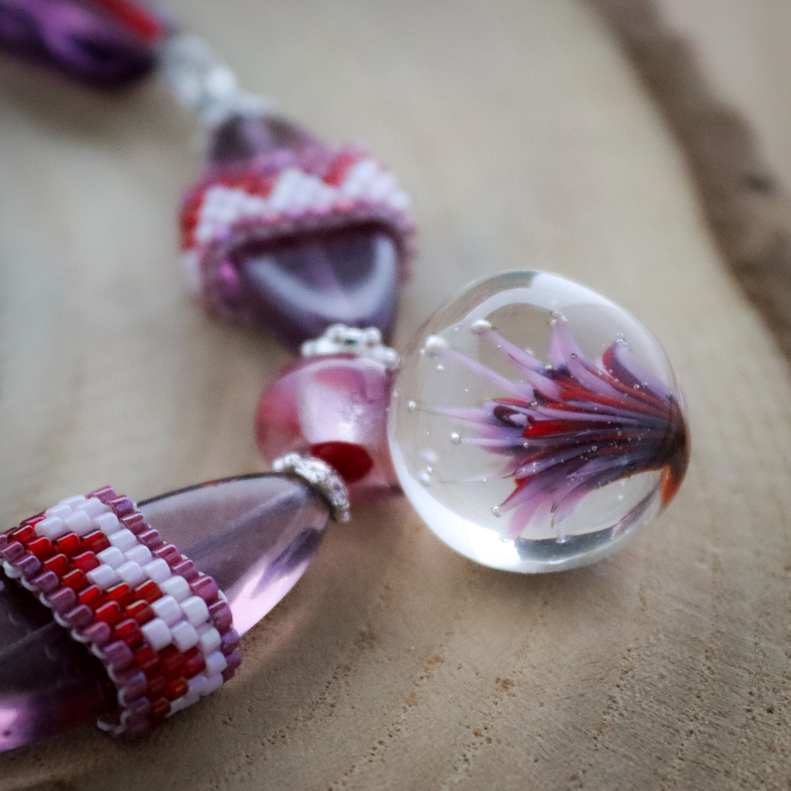 Passievol & Avant-Garde, sieradenset met handgemaakte glaskunst in paars en rood