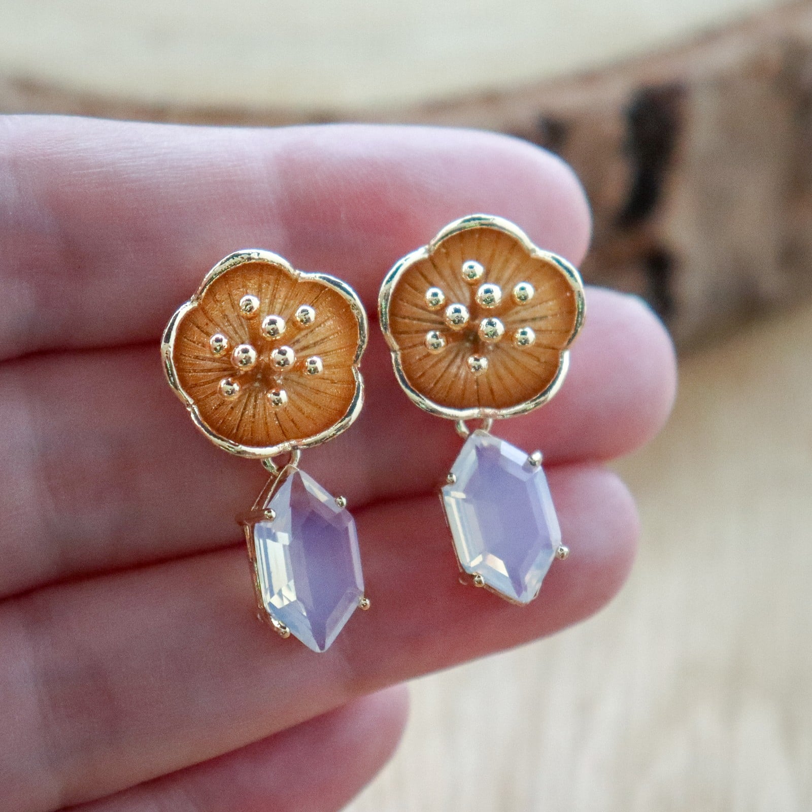 Romantisch & Botanisch, goudkleurige bloemen oorbellen met kristalhangers