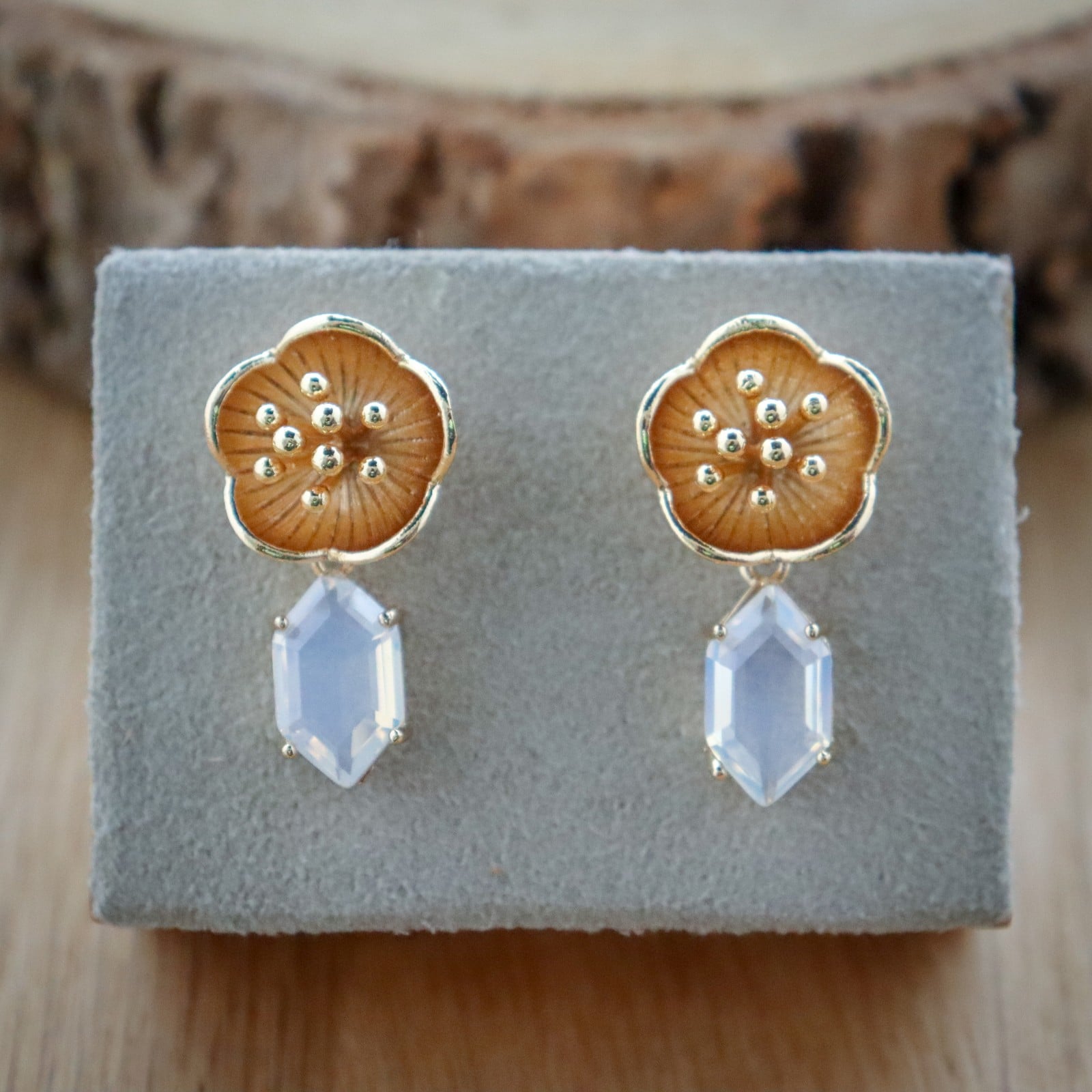 Romantisch & Botanisch, goudkleurige bloemen oorbellen met kristalhangers