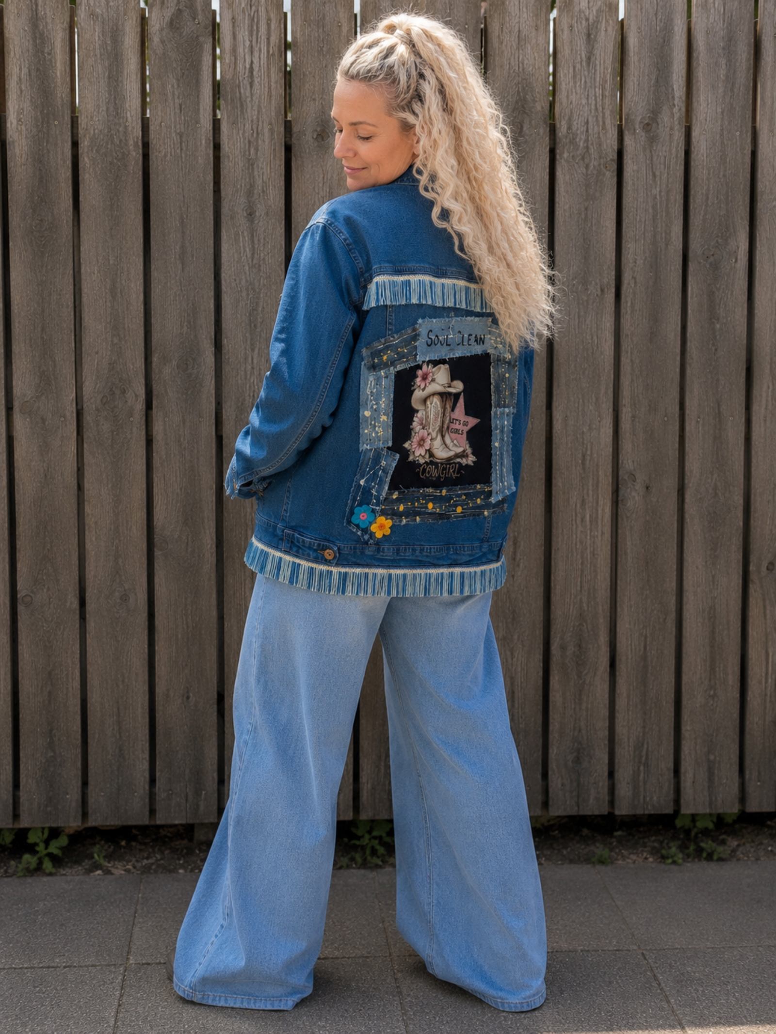 Soul Clean – One of a Kind Upcycled Denim Jasje met Cowgirl Artwork - 154566 Soul Clean – One of a Kind Upcycled Denim Jasje met Cowgirl Artwork