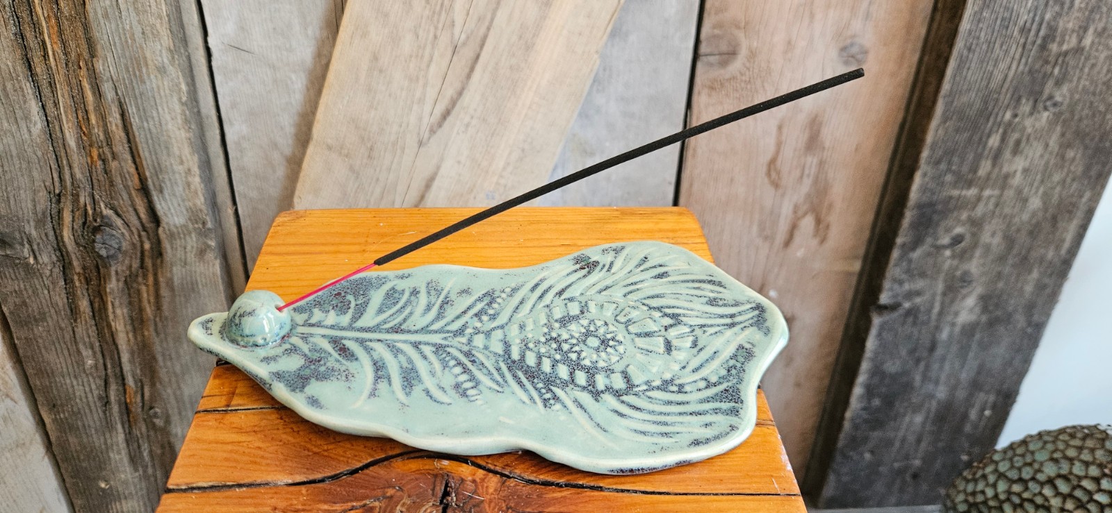 Handgemaakte keramische wierookhouder – groen met boho patroon