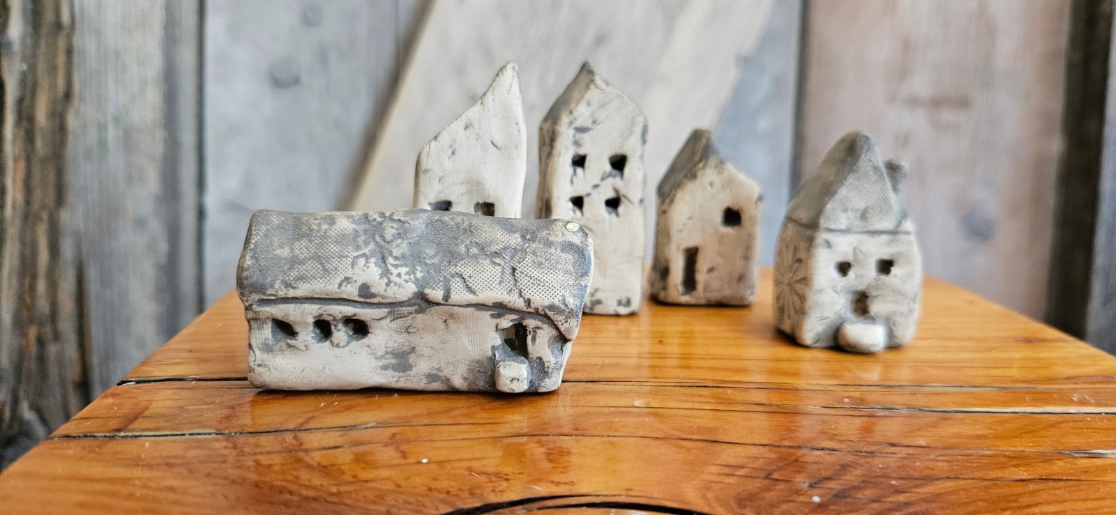 Unieke set van 5 handgemaakte keramische huisjes