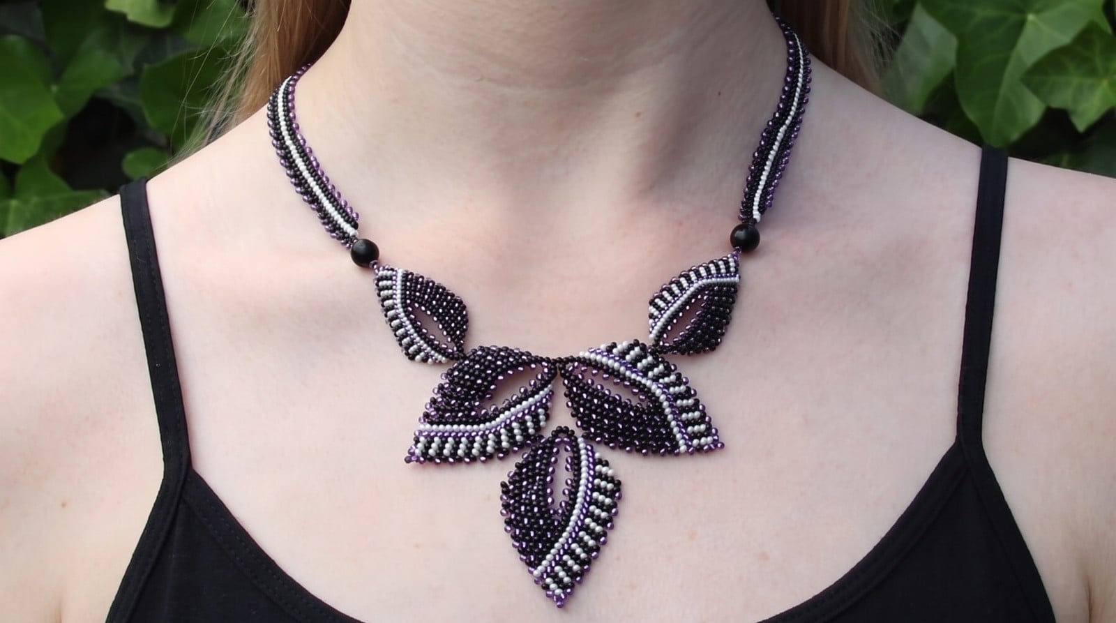 Handgemaakte Miyuki kralenketting met bladeren – zwart, wit en paar… - 136965 Handgemaakte Miyuki kralenketting met bladeren – zwart, wit en paars | Statement ketting