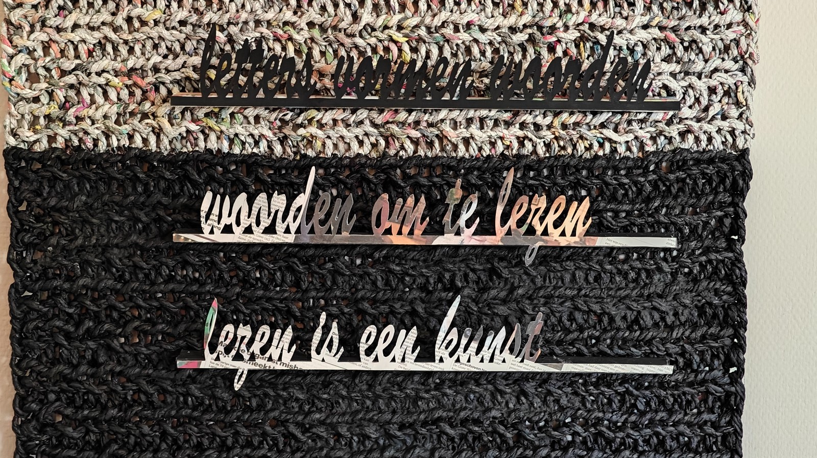 Gebreide krant aan de wand
