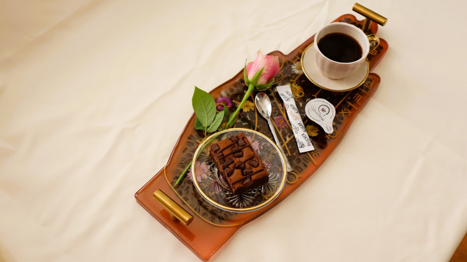 Coffee tray "hand with coffee beans and flowers"