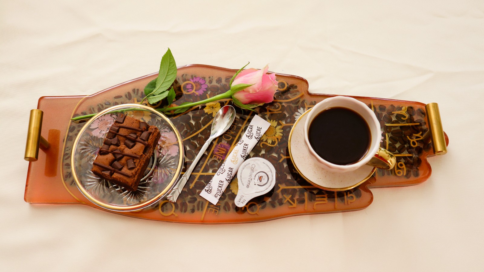 Coffee tray "hand with coffee beans and flowers"