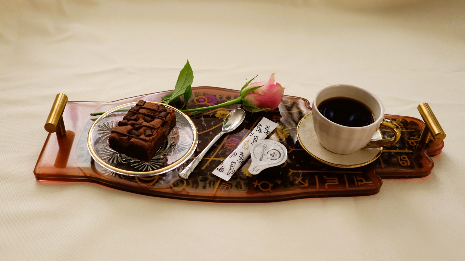Coffee tray "hand with coffee beans and flowers"