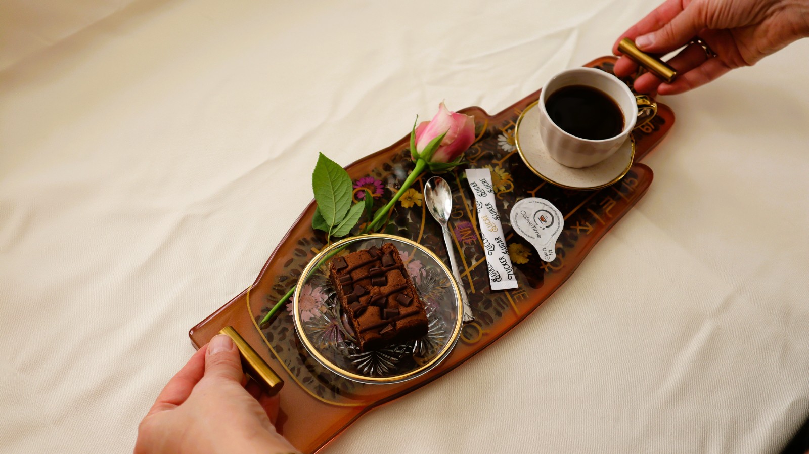 Coffee tray "hand with coffee beans and flowers"