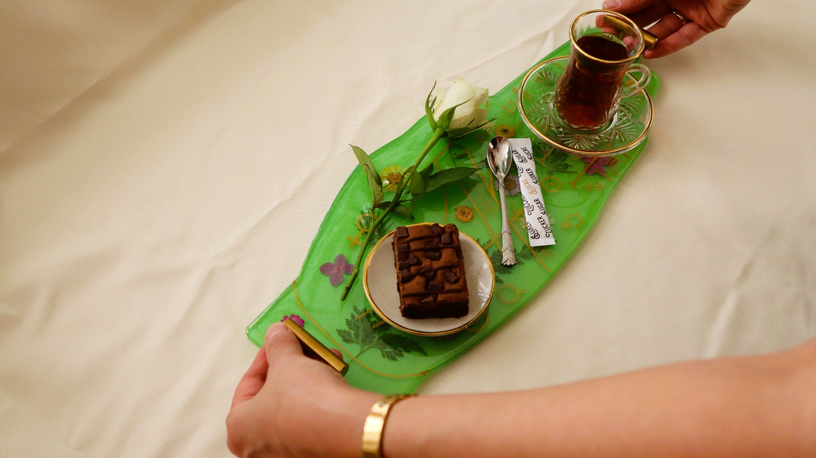 Coffee tray "hand with flowers"