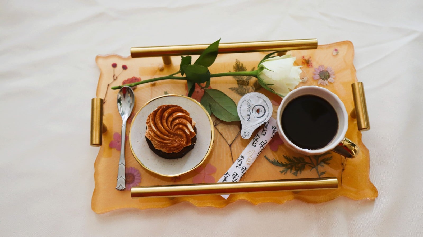 Coffee tray with flowers