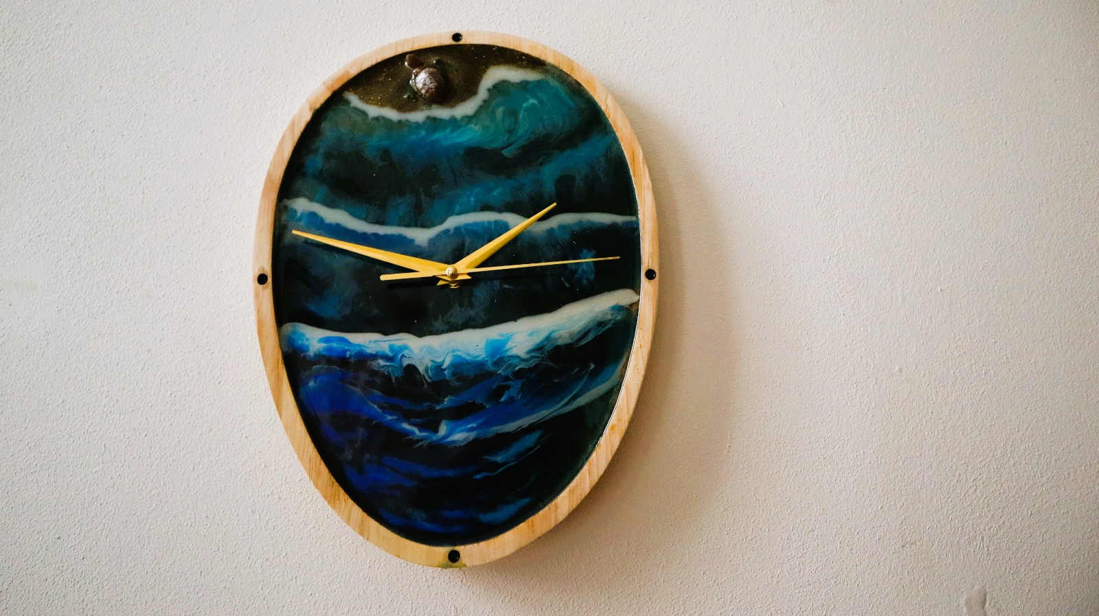 Oval watch with waves