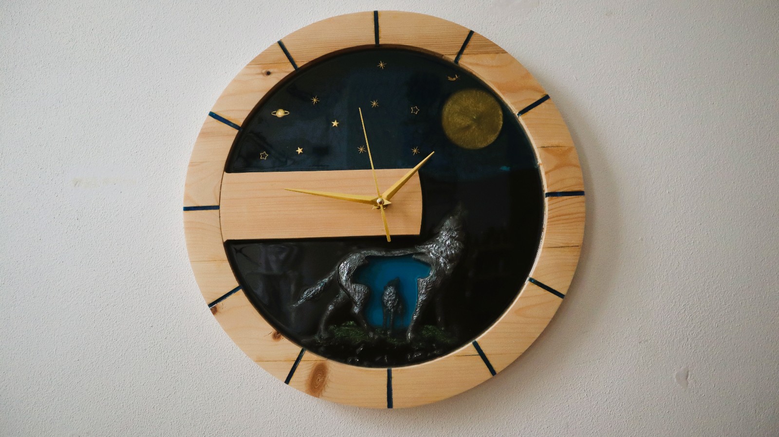 Wolf clock