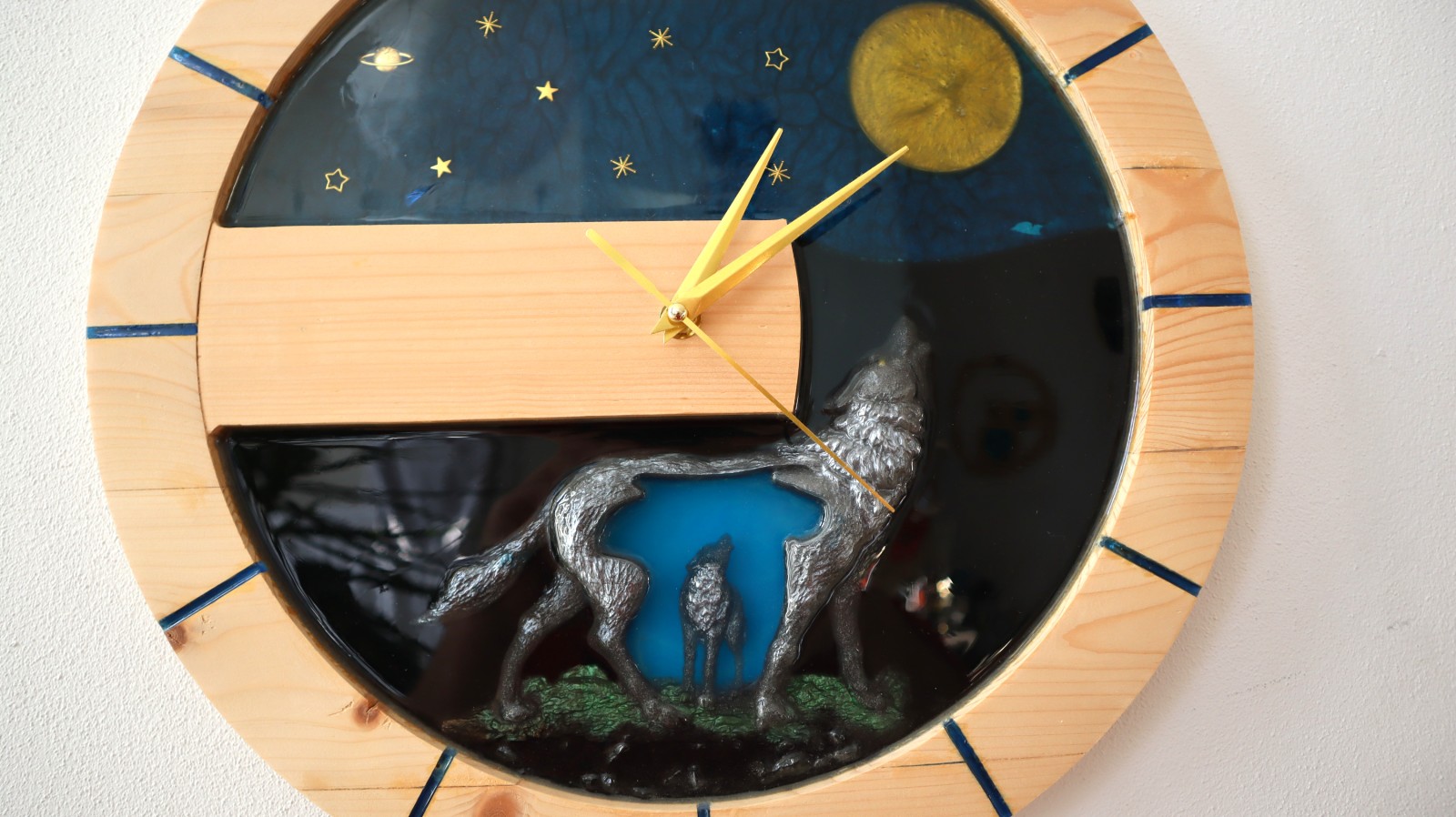 Wolf clock