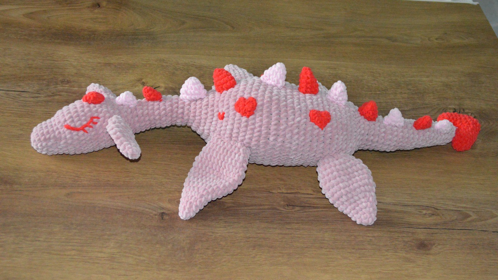 Sleeping Nessy/Slapende Nessy: Een zachte gehaakte knuffel vol Valentijns Liefde: zacht velvet