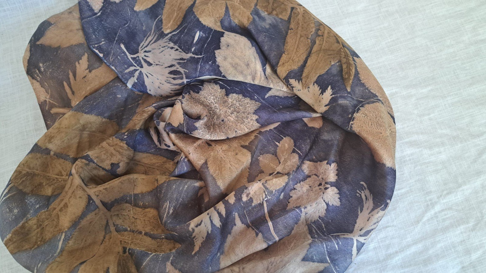 Prachtige satijnzijden sjaal met botanische print - 67831.jpeg Prachtige satijnzijden sjaal met botanische print, 180 x 45 cm