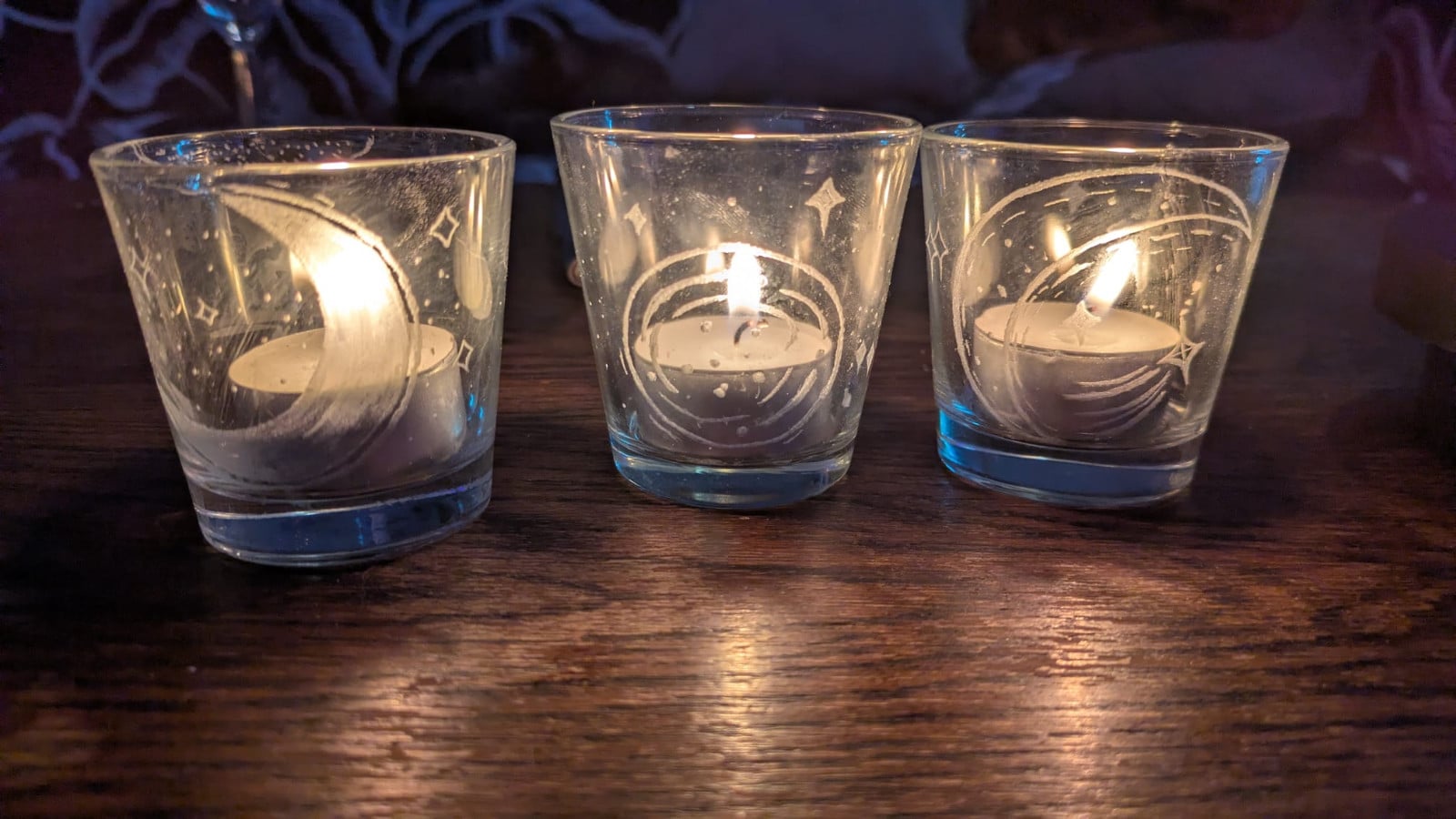 Handgegraveerde kaarsenhouders maan en sterren motief – set van 3 g… - 109794 Handgegraveerde kaarsenhouders maan en sterren motief – set van 3 glazen sfeerlampen