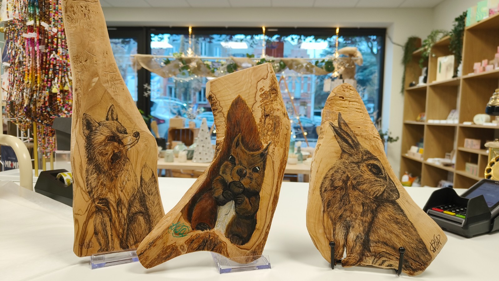 “Sir Squirrel and the Secret Acorn” – Handgeschilderde eekhoorn op Italiaans olijfhout 🐿️✨🫒