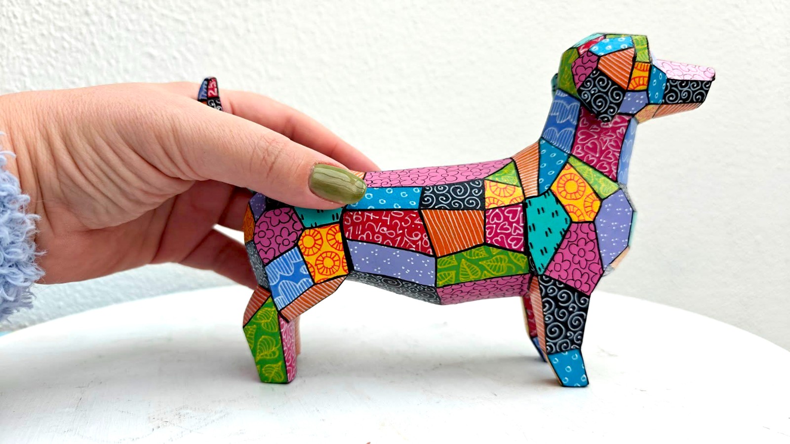 Kleurrijke Origami Teckel – Uniek handgeschilderd duurzaam kunstobject