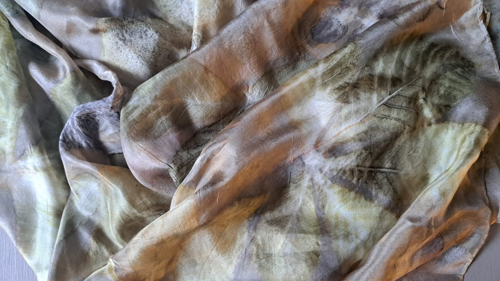 Sjaal pongee zijde, naturel kleuren, 180 x45 cm - 67374.jpeg Sjaal van pongee zijde, ecoprint in naturel kleuren, 180 x45 cm