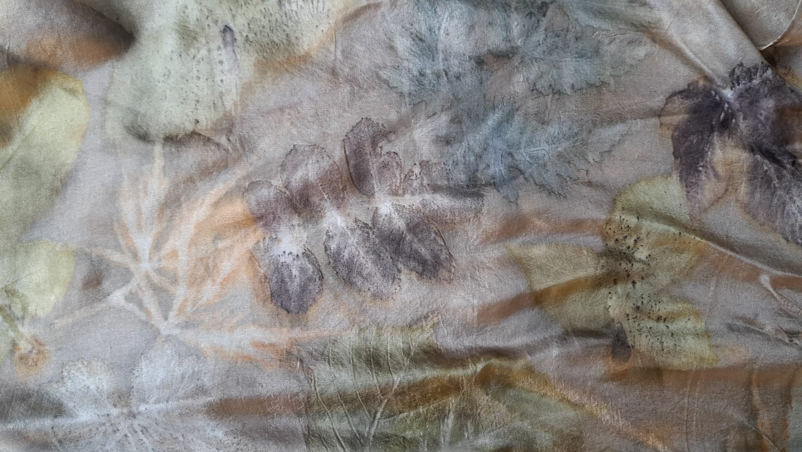 Sjaal pongee zijde, naturel kleuren, 180 x45 cm - 67376.jpeg Sjaal van pongee zijde, ecoprint in naturel kleuren, 180 x45 cm