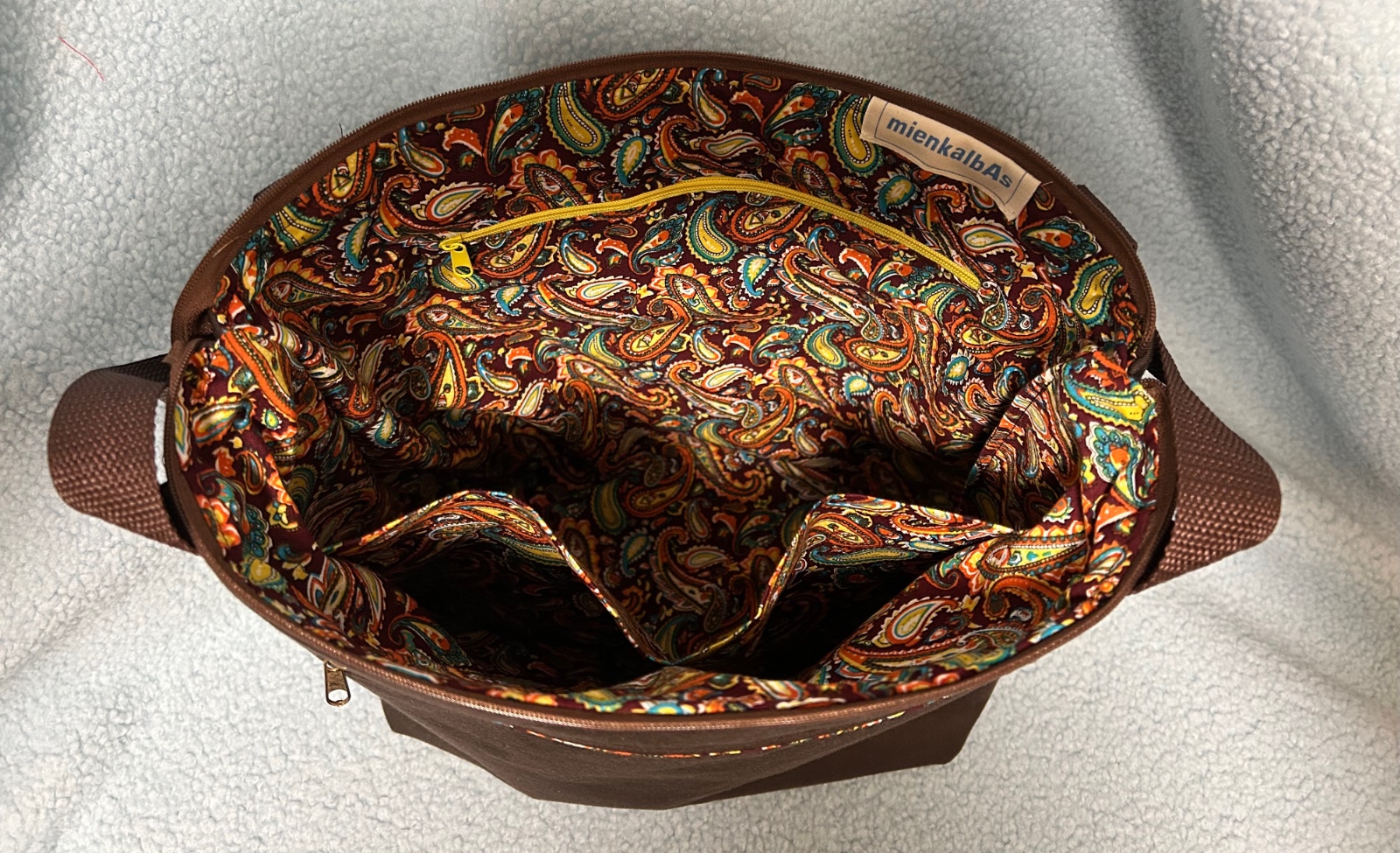 Bruine tas met geborduurde veren. - 57894.jpeg Bruine tas met geborduurde veren.