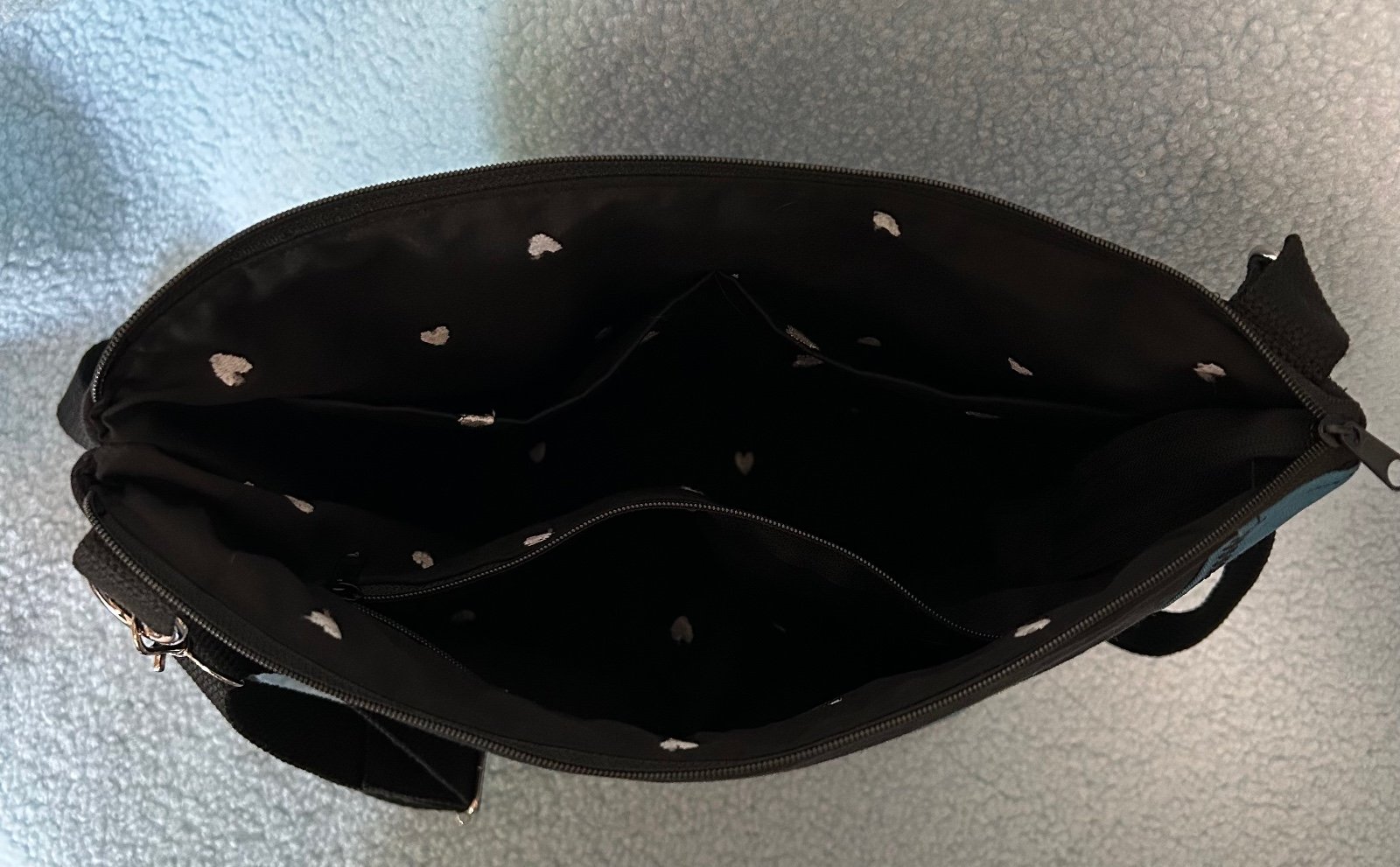 Zwarte schoudertas met geborduurde aqua bloem - 57883.jpeg Zwarte schoudertas met geborduurde aqua bloem