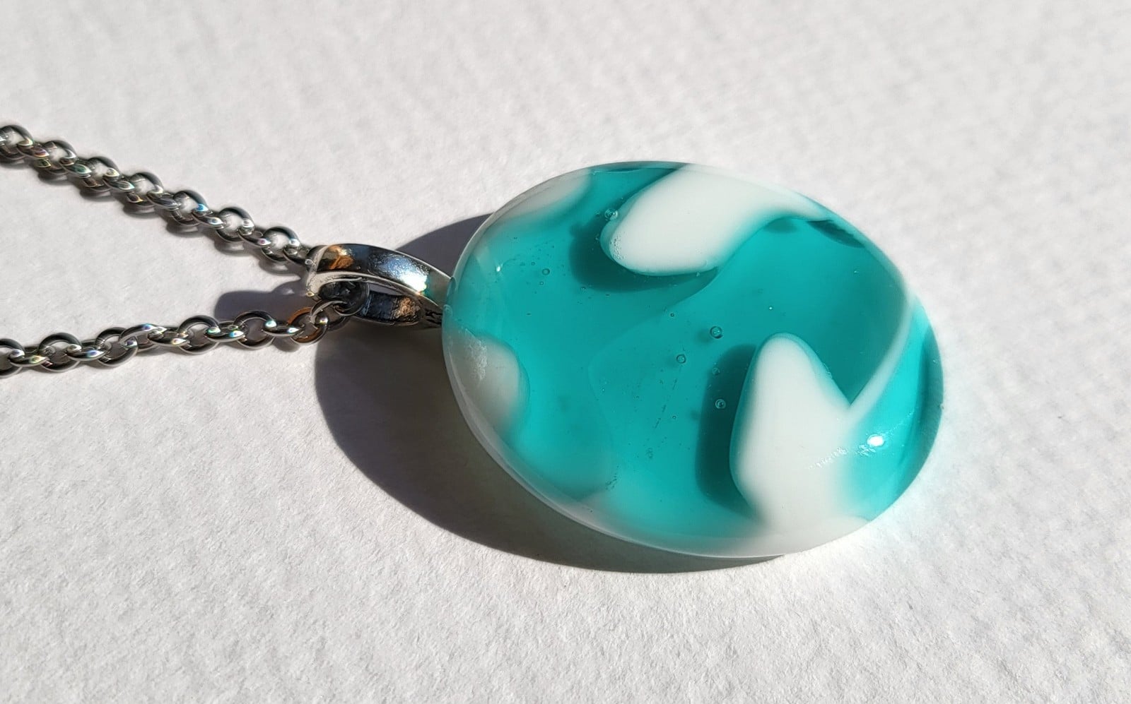 Uniek "Morrocoy Memories" glasfusing hanger - 140048 RVS ketting met uniek "Wolken" glas hanger