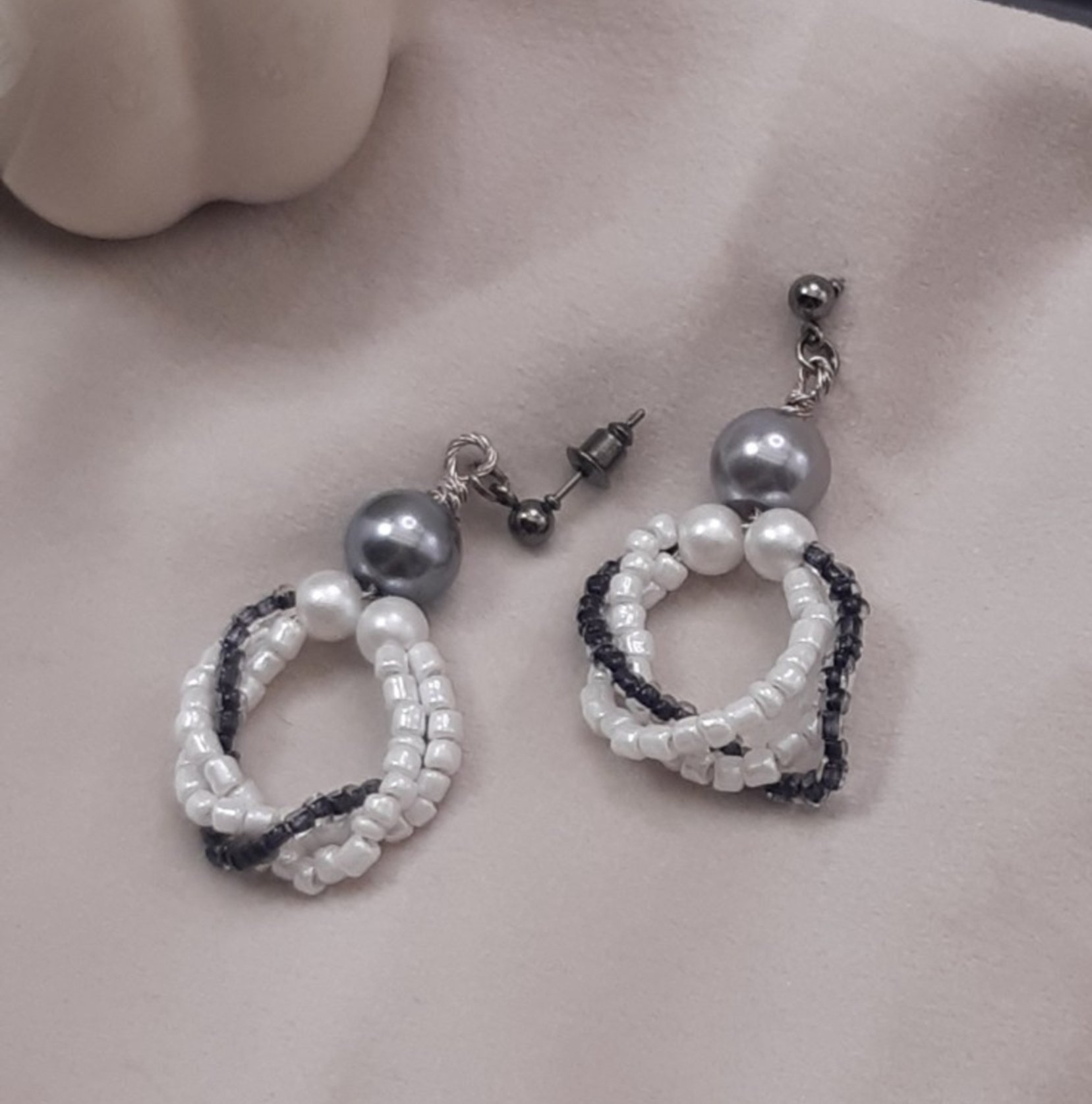 Zachte glans: Handgemaakte oorbellen met kralen - 100723 Zachte glans: Handgemaakte oorbellen met kralen