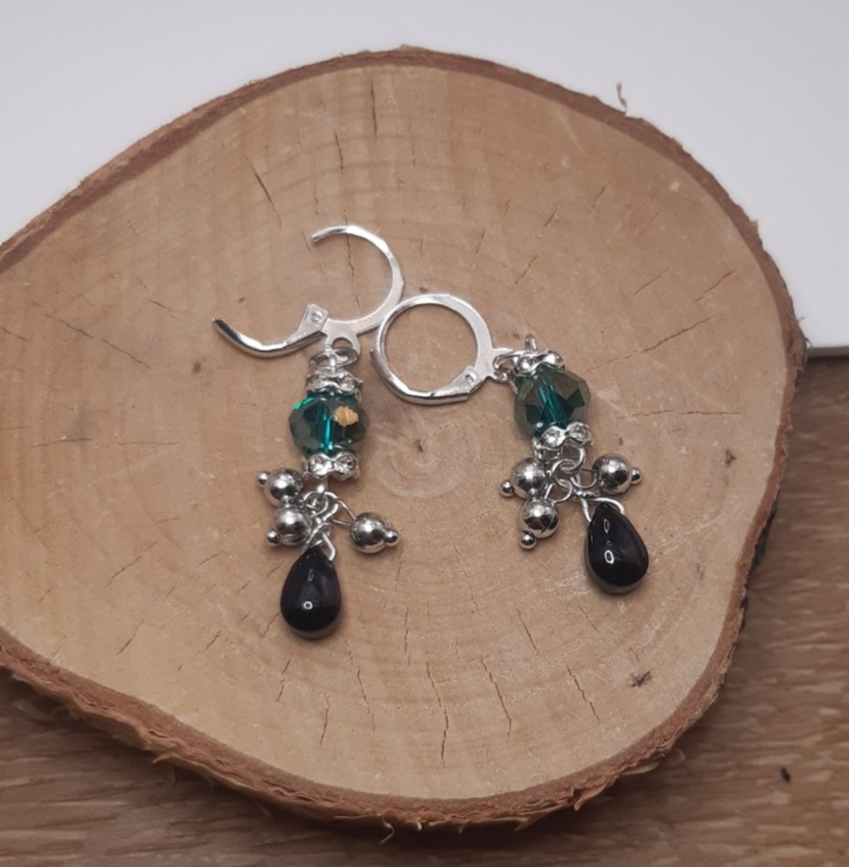 Vrolijke groen en zwarte oorbellen: Handgemaakt met glazen kralen - 100729 Vrolijke groen en zwarte oorbellen: Handgemaakt met glazen kralen