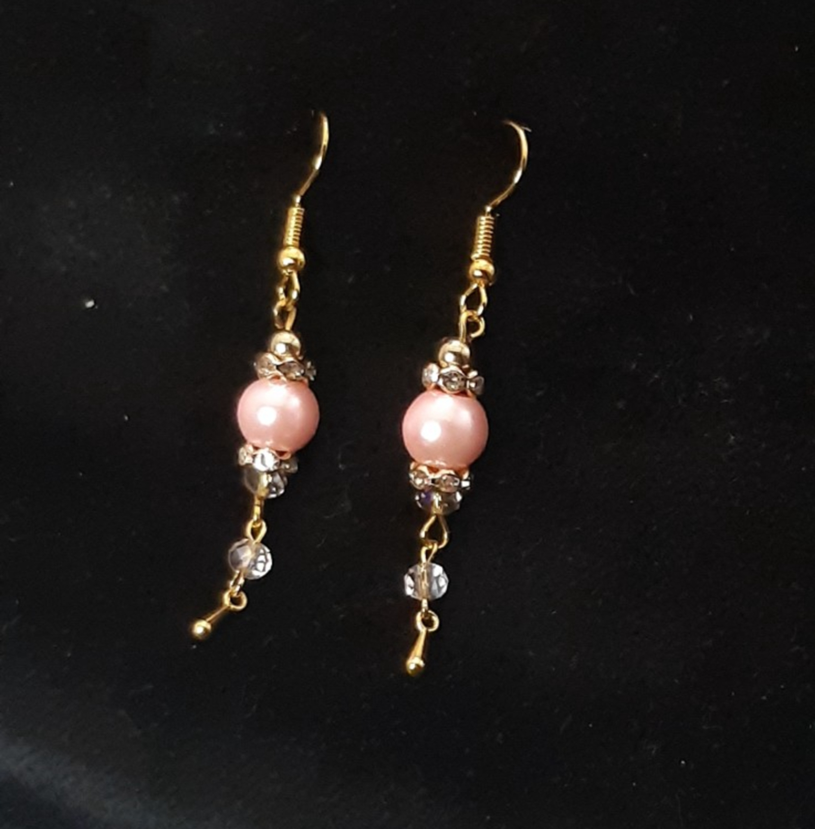 Handgemaakte oorbellen met roze parel kralen
