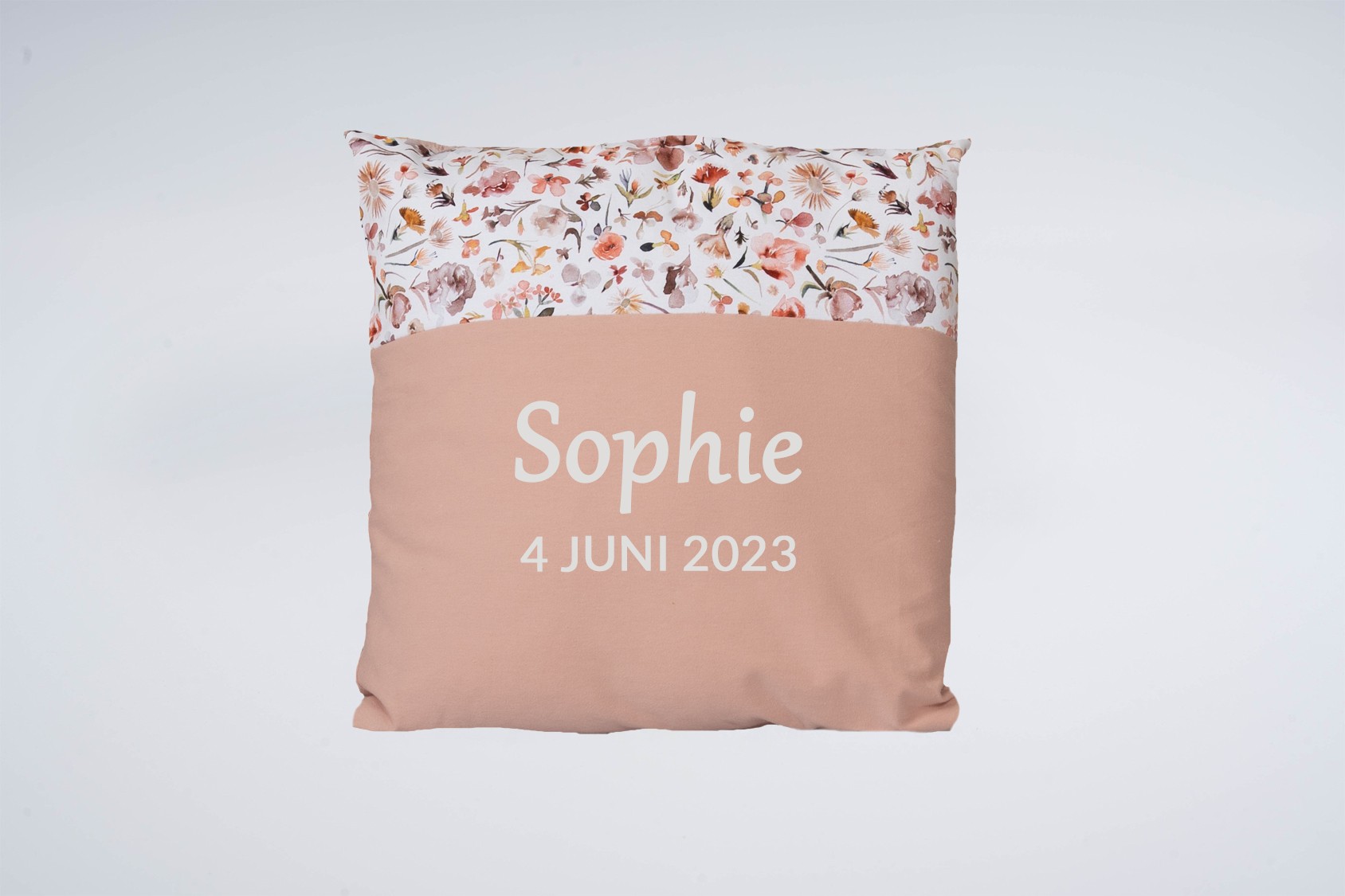 Gepersonaliseerd kussen Autumn Flower Field | Meisje / Roze / Bloemen / Pastel kleur sierkussen met naam en/of geboortedatum (optioneel)