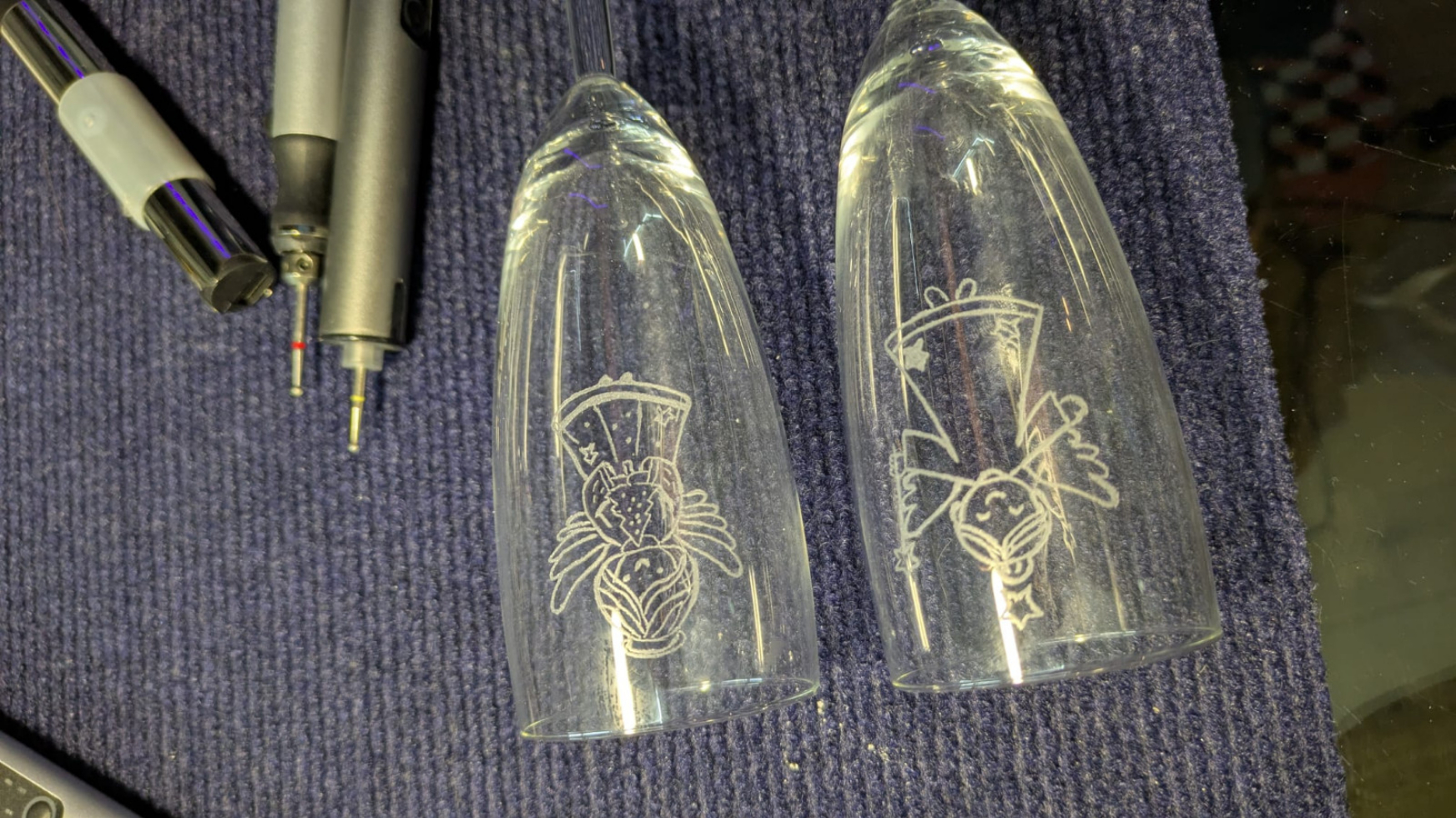 Handgegraveerde champagneglazen engeltjes – set van 2 dunne flûtes… - 109801 Handgegraveerde champagneglazen engeltjes – set van 2 dunne flûtes, ideaal kerstcadeau