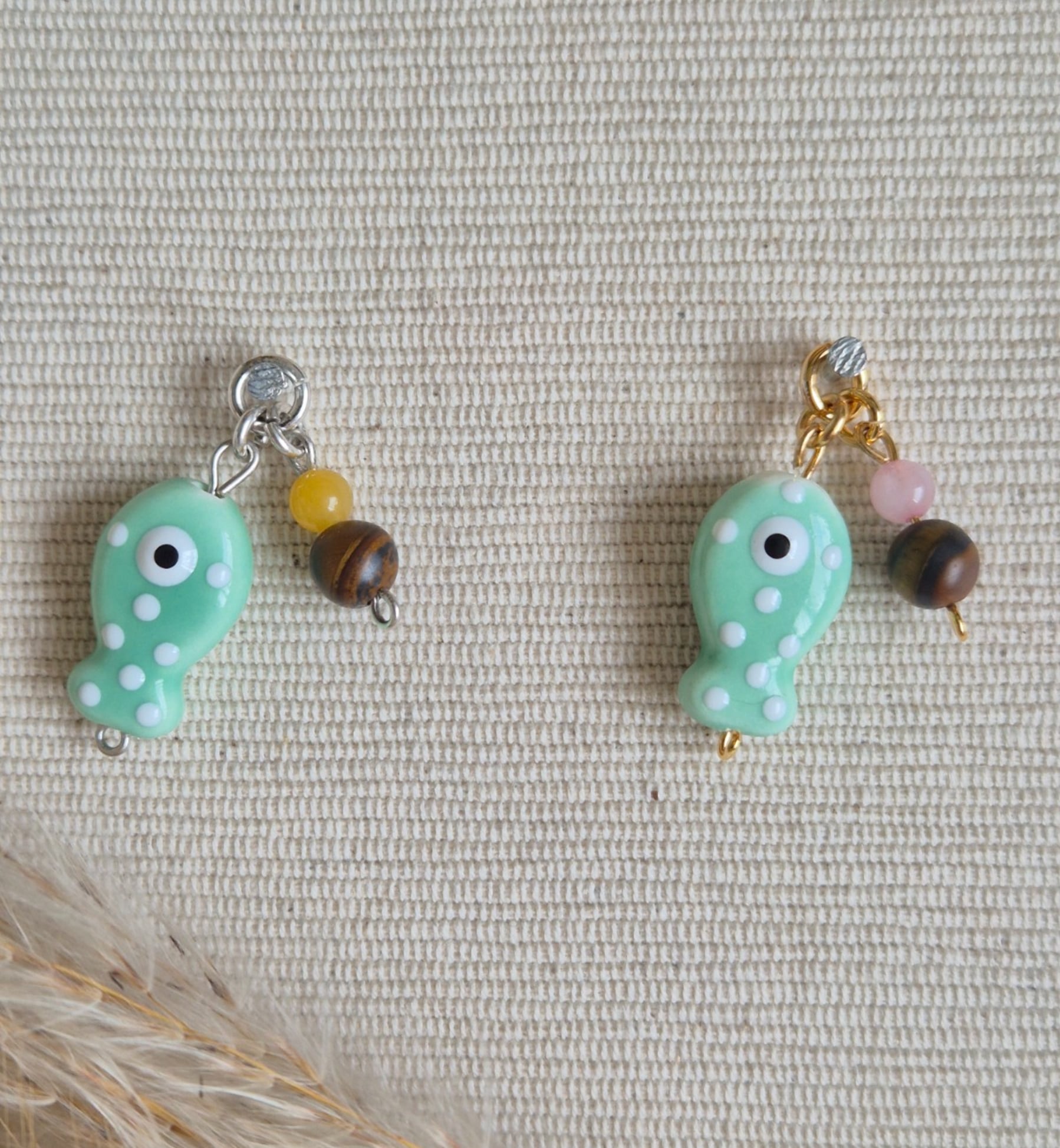 Vrolijke turquoise vissenbedel met keramiek en edelstenen - 135075 Vrolijke turquoise vissenbedel met keramiek en edelstenen