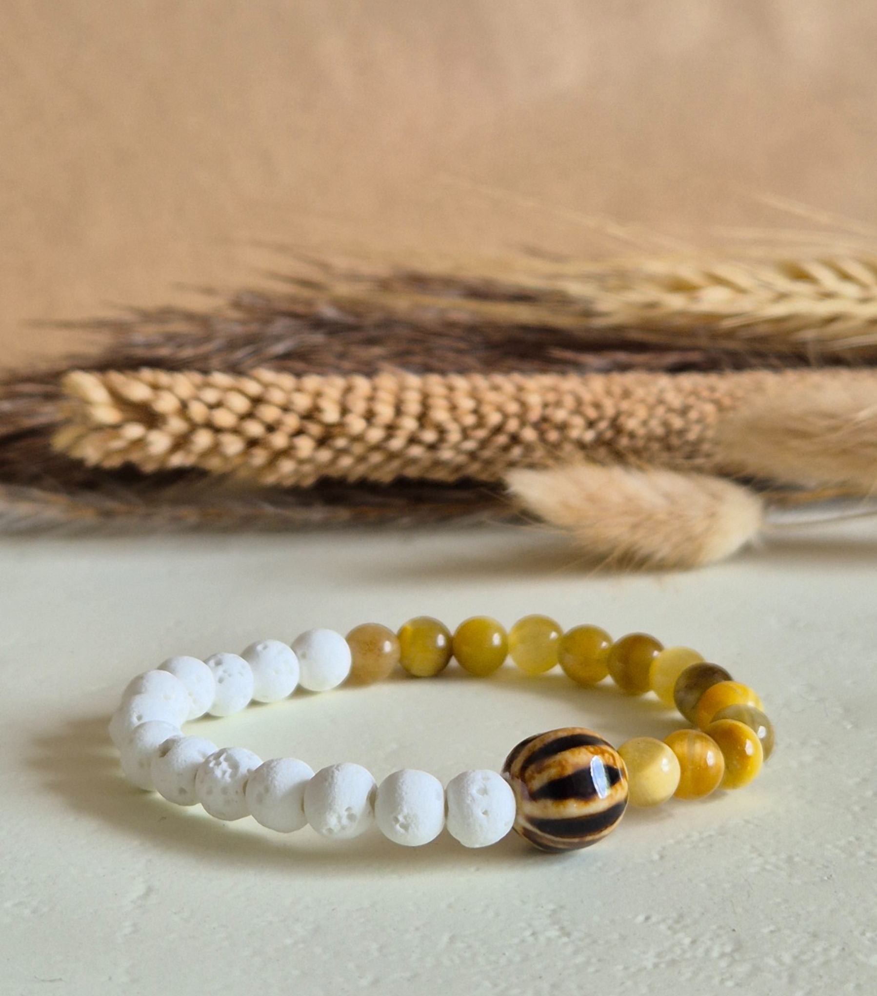 Armband met edelstenen, lavastenen en keramieke kraal | Calendula