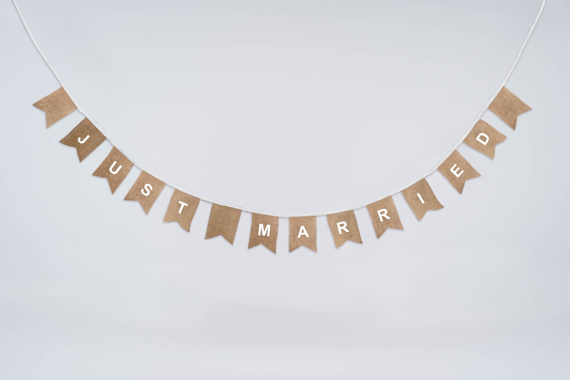 Vlaggenlijn van jute met tekst Just Married op vaandel vlaggetjes