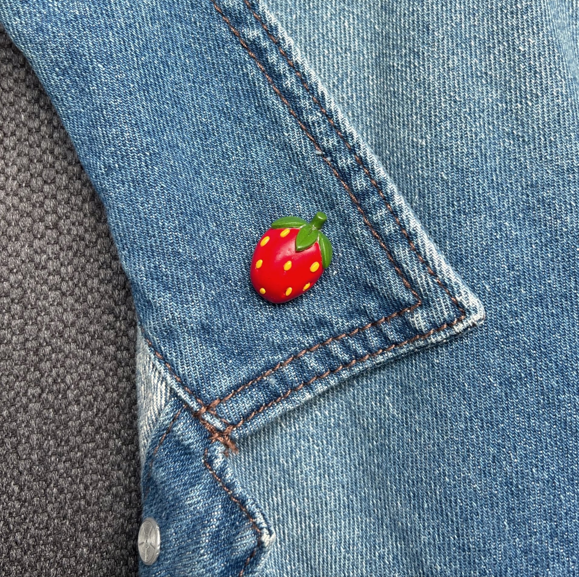 Aardbei pin voor tas of kleding