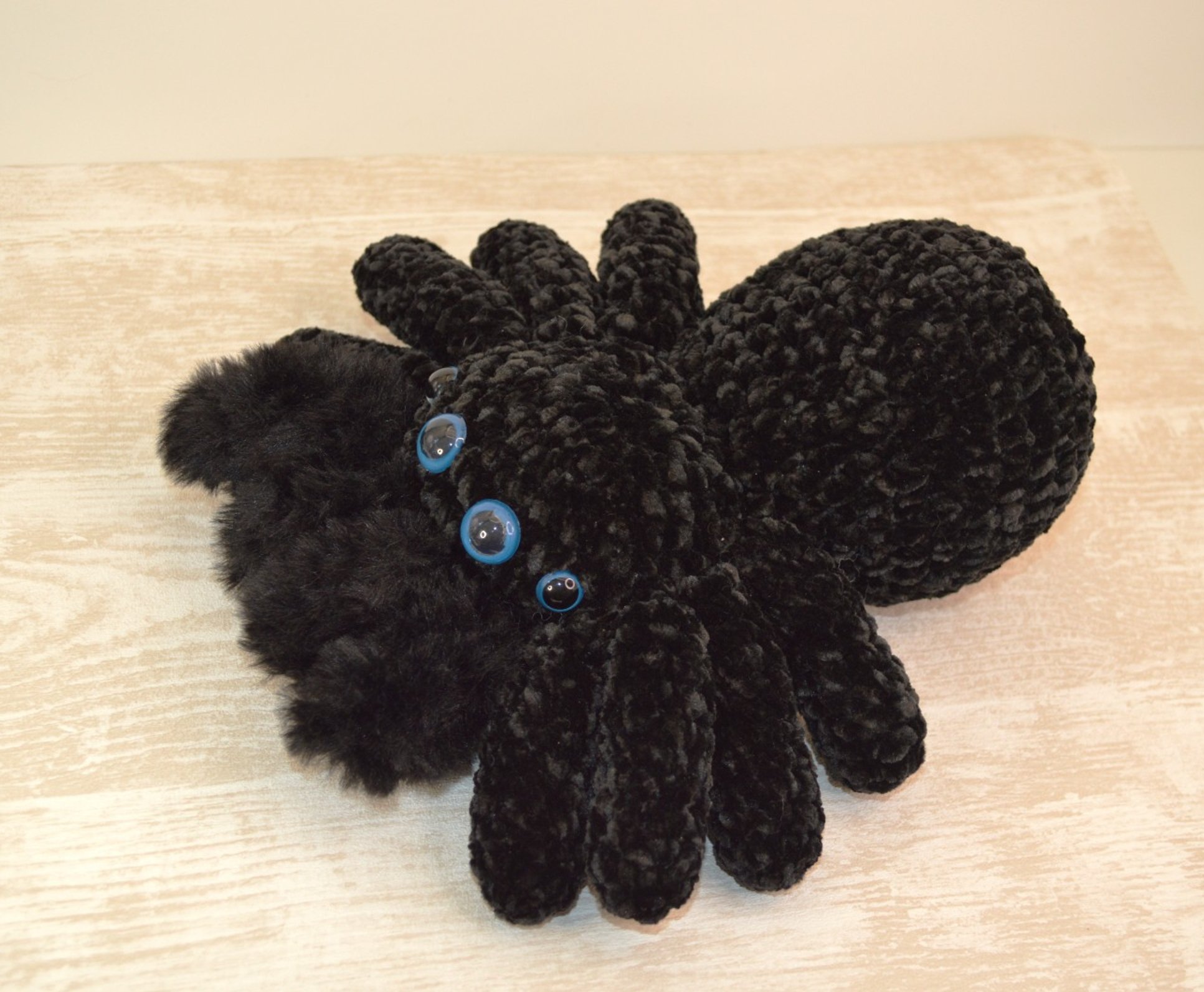 Spider- Spin knuffel - 47282.jpeg Zachte Spider-Spin knuffel: gehaakte velvet knuffels voor Halloween en spinnenliefhebbers,