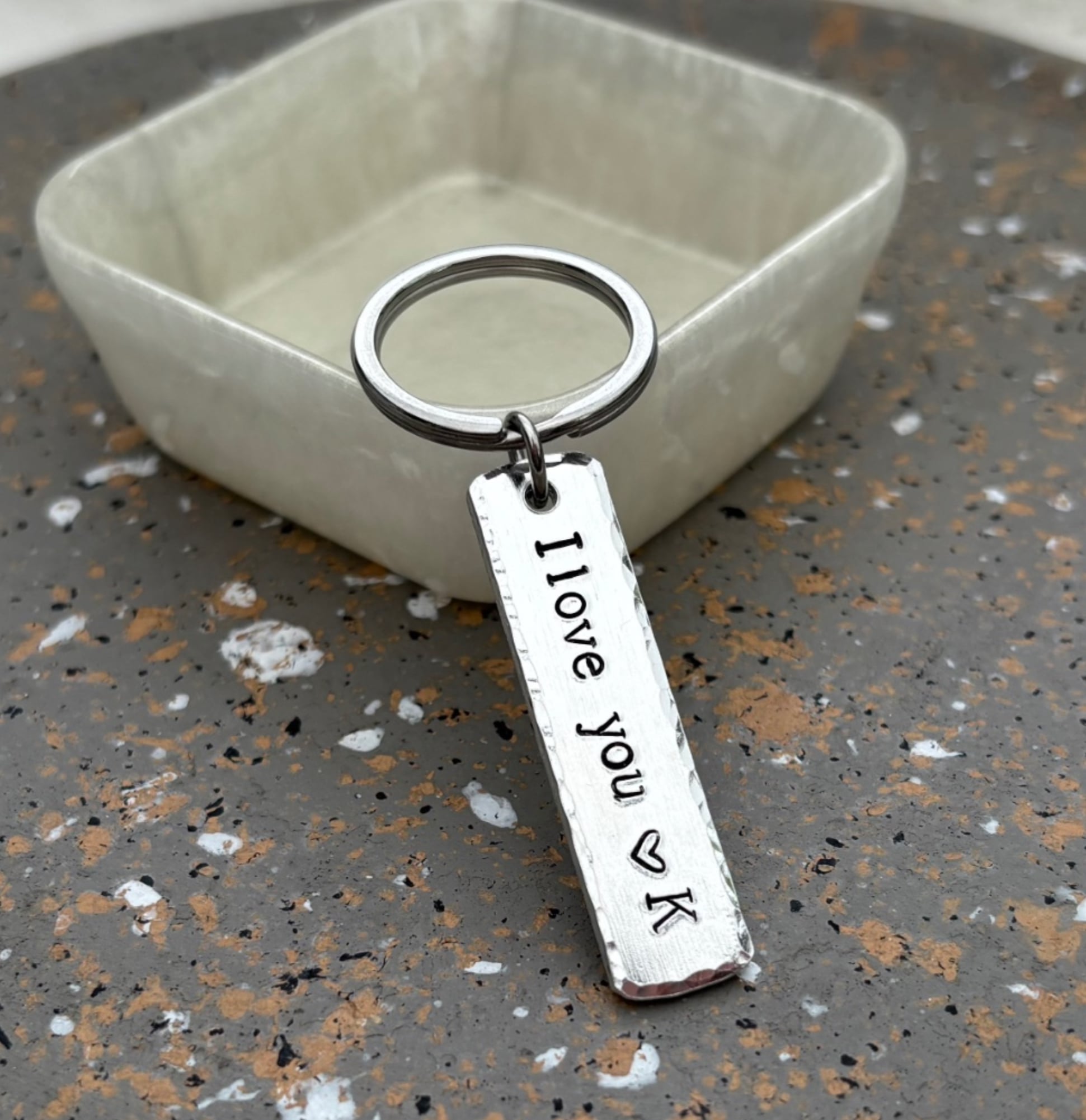 Gepersonaliseerde sleutelhanger met initiaal | I love you | Handgeste… - 134456 Gepersonaliseerde sleutelhanger met initiaal | I love you | Handgestempeld cadeau