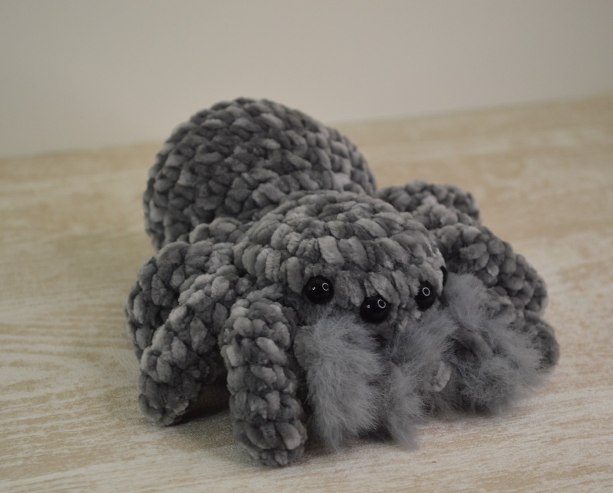 Spider- Spin knuffel - 47279.jpeg Zachte Spider-Spin knuffel: gehaakte velvet knuffels voor Halloween en spinnenliefhebbers,