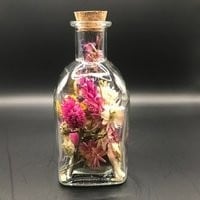 Vierkant flesje met fleurige droogbloemen