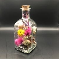 Vierkant flesje met fleurige droogbloemen