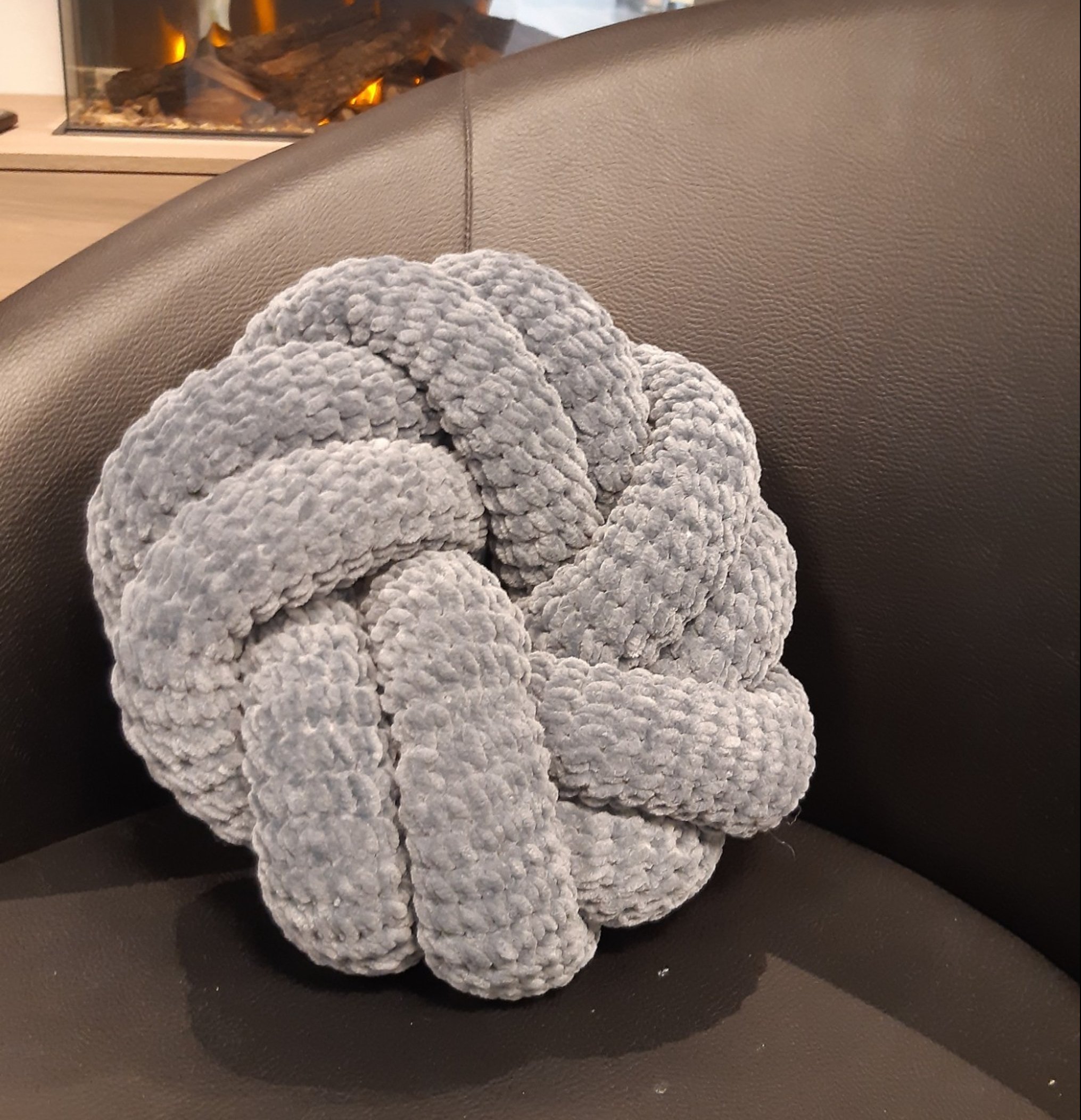 Gehaakte Knot Pillow/ Knoop Kussen: zacht velvet, dubbele knoop en stijlvol voor jouw interieur!
