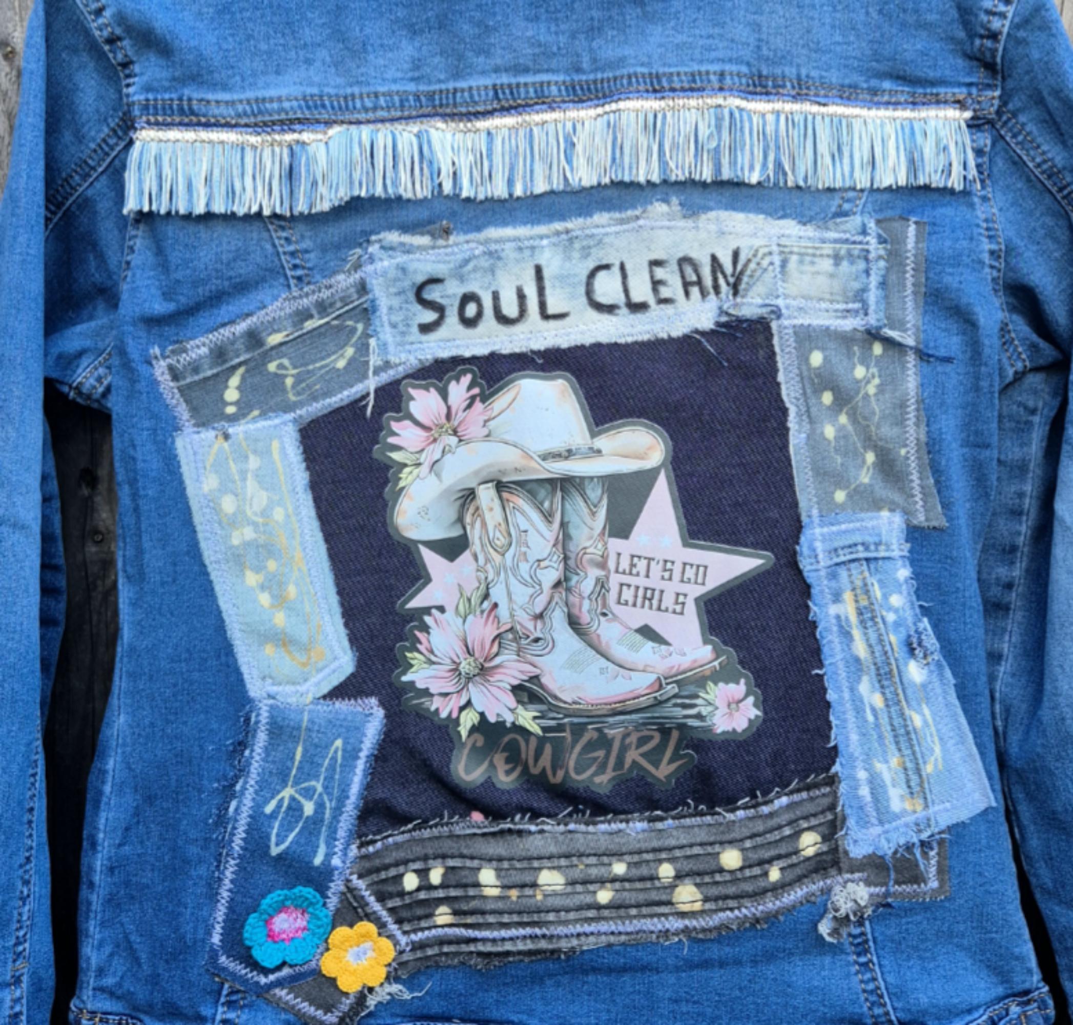 Soul Clean – One of a Kind Upcycled Denim Jasje met Cowgirl Artwork - 154571 Soul Clean – One of a Kind Upcycled Denim Jasje met Cowgirl Artwork