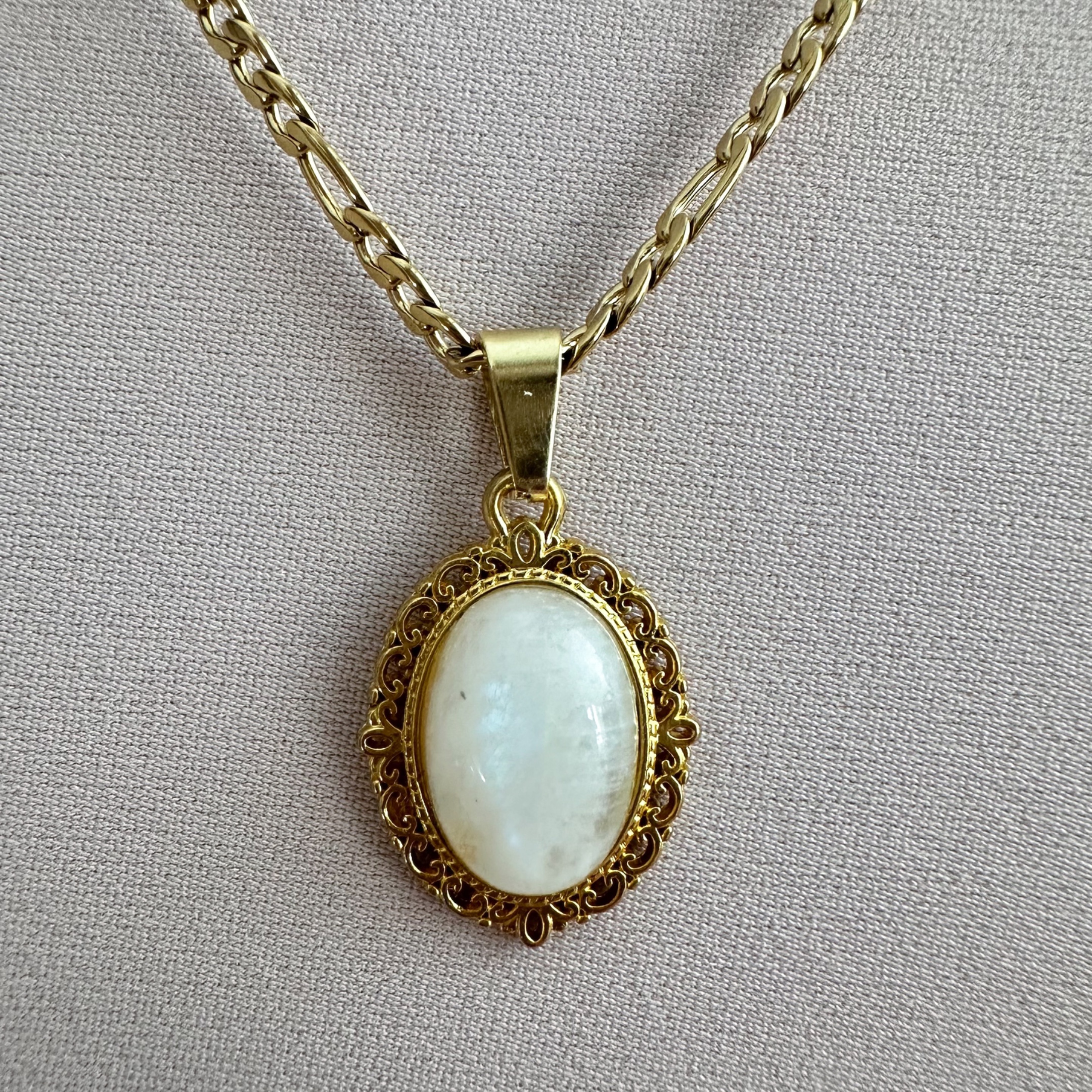 Edelsteen cabochon met Maansteen