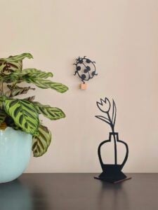 Tulpje in vaas – grafisch houten bloemenobject | Decoratief en eigenwijs tulpje, souvenir holland,