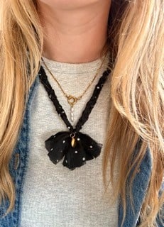 Bandana ketting zwart met witte stippen en RVS bedels - 101802 Bandana ketting zwart met witte stippen en RVS bedels